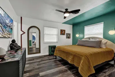 Photo 5 - Eclectic Fun Haus With Hot Tub - 3 Min Drive to Main