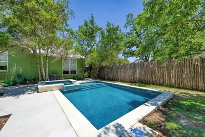 Photo 2 - Clover Haus 2 Blks to Main St With Pool and Spa!