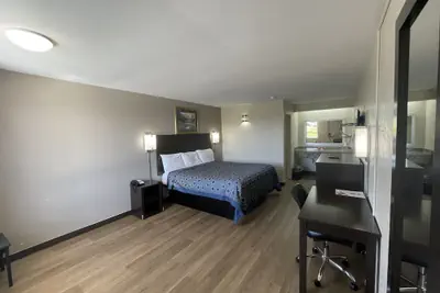 Photo 4 - Royal Inn Motel