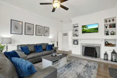 Photo 2 - Awesome Haus With Gameroom, 4blks to Center of Town!
