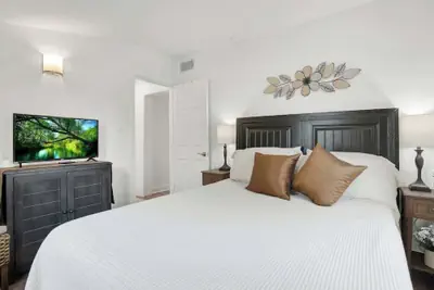 Photo 3 - Awesome Haus With Gameroom, 4blks to Center of Town!