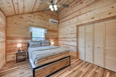 Photo 4 - Rustic Cabin With Firepit and Grill - 10 Mins to Main St