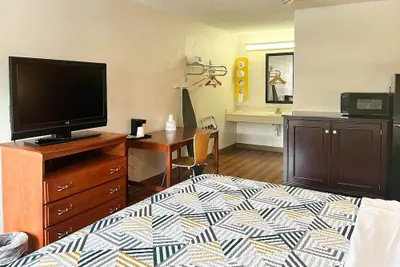 Photo 3 - Studio 6 Suites Dayton, Oh - Englewood