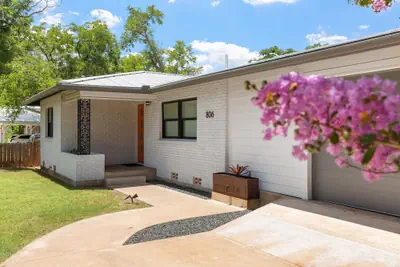 Photo 2 - Zander Haus 3 Bedroom Home by RedAwning