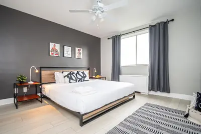 Photo 5 - ATL Downtown 2BR with Free Parking Gym