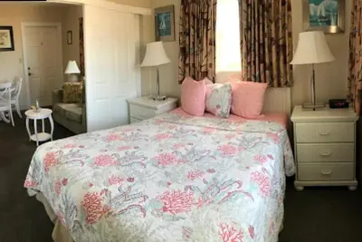 Photo 2 - Carlton House Motel