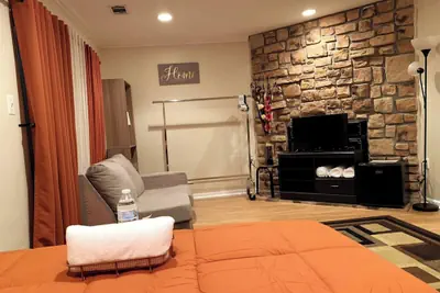 Photo 2 - "room in House - The -- Modern -- Gem"