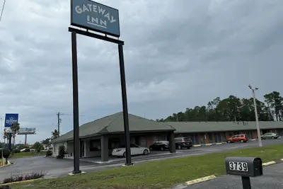 Photo 2 - Gateway Inn