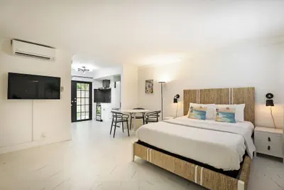 Photo 4 - La Mer Suites