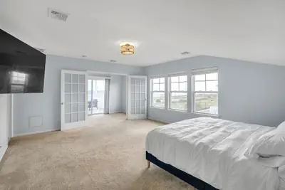Photo 2 - Stunning Beachfront Queens Getaway 4 Bedroom Townhouse by RedAwning