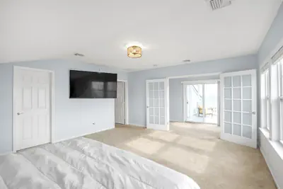 Photo 5 - Stunning Beachfront Queens Getaway 4 Bedroom Townhouse by RedAwning