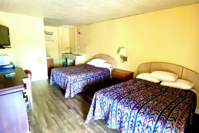 Photo 3 - Tropic Motel