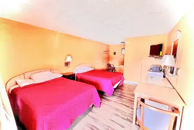 Photo 5 - Tropic Motel