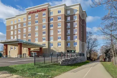 Photo 2 - Hampton Inn & Suites Cincinnati Midtown Rookwood