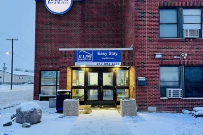 Photo 2 - Illini Inn & Suites Hotel - Rantoul/Gifford/Champaign/Urbana