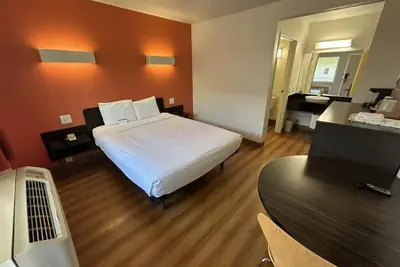 Photo 5 - Studio 6 Suites - Riverside, Ca