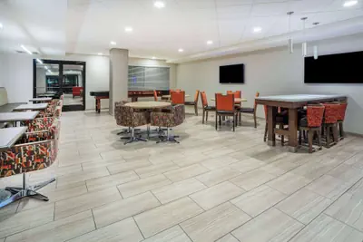 Photo 5 - Days Inn & Suites by Wyndham Denver International Airport