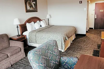 Photo 3 - Hotel Topeka at City Center