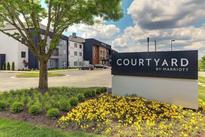 Photo 2 - Courtyard Lexington South/Hamburg Place