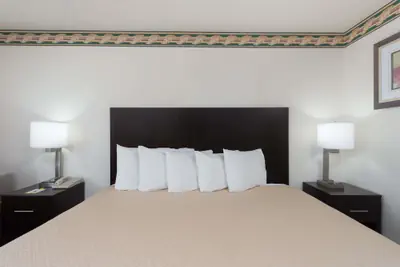 Photo 3 - Days Inn by Wyndham Mexico