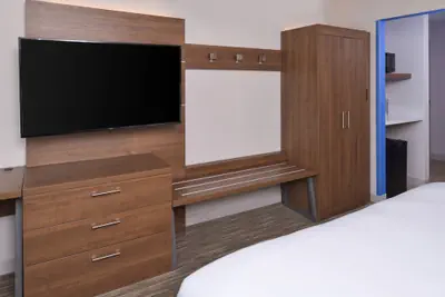 Photo 4 - Holiday Inn Express & Suites Omaha - 120th and Maple by IHG