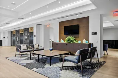 Photo 2 - DoubleTree by Hilton New York JFK Airport