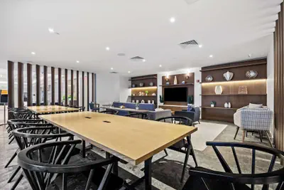 Photo 4 - DoubleTree by Hilton New York JFK Airport