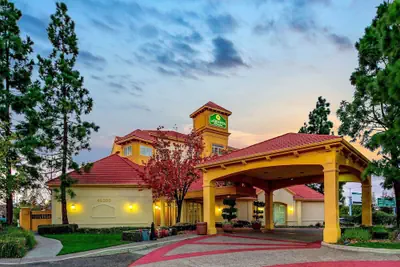 Photo 2 - La Quinta Inn & Suites by Wyndham Fremont / Silicon Valley