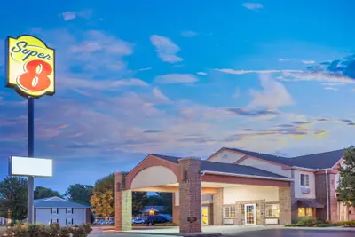 Photo 2 - Super 8 by Wyndham Carthage