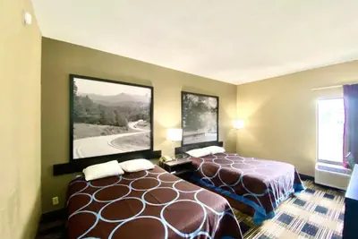 Photo 4 - Super 8 by Wyndham Conway