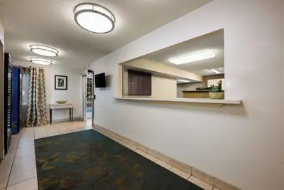 Photo 2 - Sonesta Simply Suites Chicago Waukegan