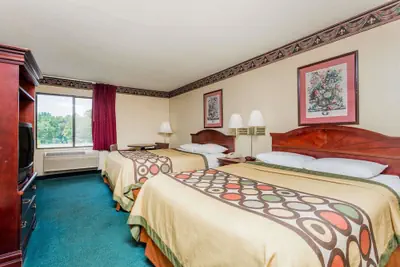 Photo 4 - Super 8 by Wyndham Piedmont Greenville Area