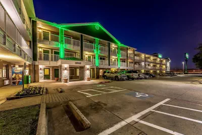 Photo 2 - HomeTowne Studios by Red Roof Dallas - Mesquite