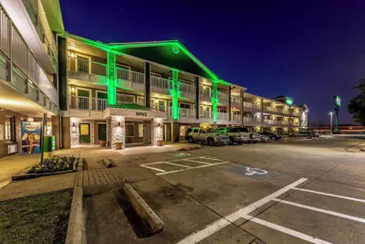 Photo 2 - HomeTowne Studios by Red Roof Dallas - Mesquite