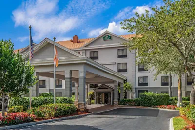 Photo 2 - La Quinta Inn & Suites by Wyndham Bonita Springs Naples N.