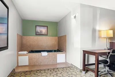 Photo 5 - SureStay Plus Hotel by Best Western Bettendorf