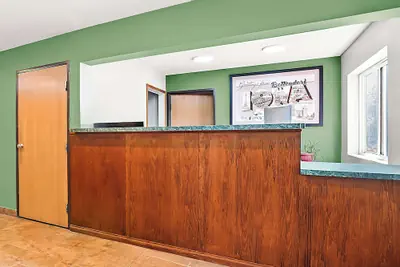 Photo 4 - SureStay Plus Hotel by Best Western Bettendorf