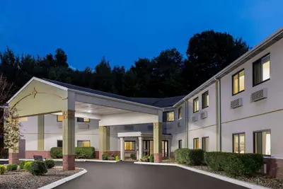 Photo 2 - Super 8 by Wyndham Grove City