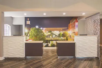Photo 4 - La Quinta Inn & Suites by Wyndham Oklahoma City - NW Expwy