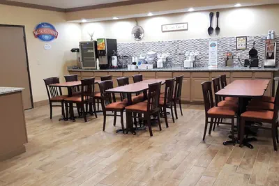 Photo 4 - Baymont by Wyndham Belleville Airport Area