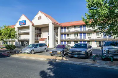 Photo 2 - Motel 6 Fresno, CA - Yosemite Hwy