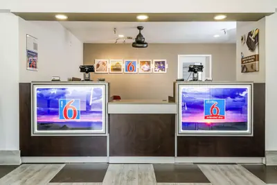 Photo 3 - Motel 6 Fresno, CA - Yosemite Hwy