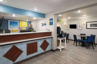 Photo 2 - Days Inn & Suites by Wyndham Kokomo