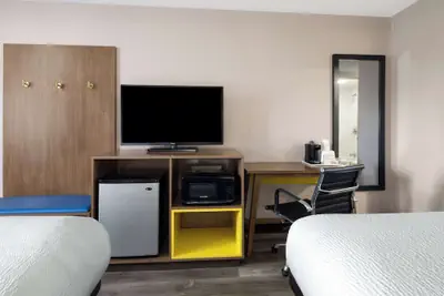 Photo 5 - Days Inn & Suites by Wyndham Kokomo