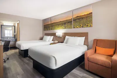 Photo 4 - Days Inn & Suites by Wyndham Kokomo