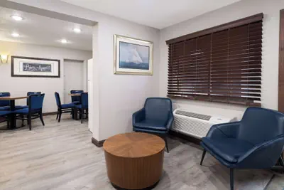 Photo 3 - Days Inn & Suites by Wyndham Kokomo
