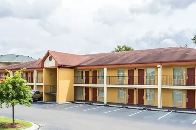 Photo 2 - Econo Lodge Coliseum