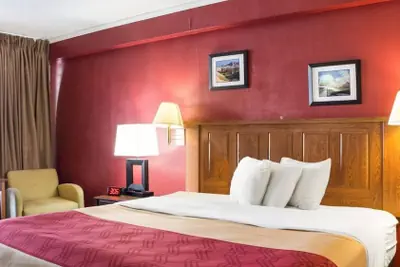 Photo 4 - Econo Lodge Wall