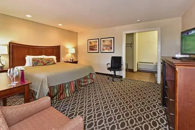 Photo 5 - Sunday House Inn and Suites