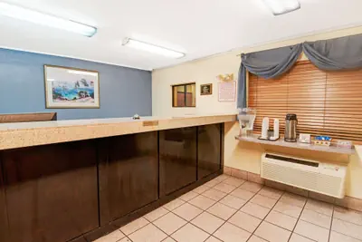 Photo 3 - Days Inn by Wyndham El Paso Airport East
